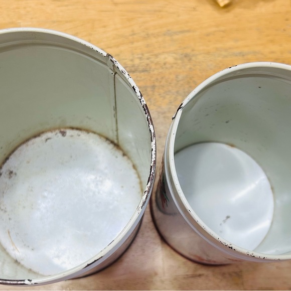 Vintage red roses metal canisters, set of 2. Good condition for their age. - Picture 6 of 6